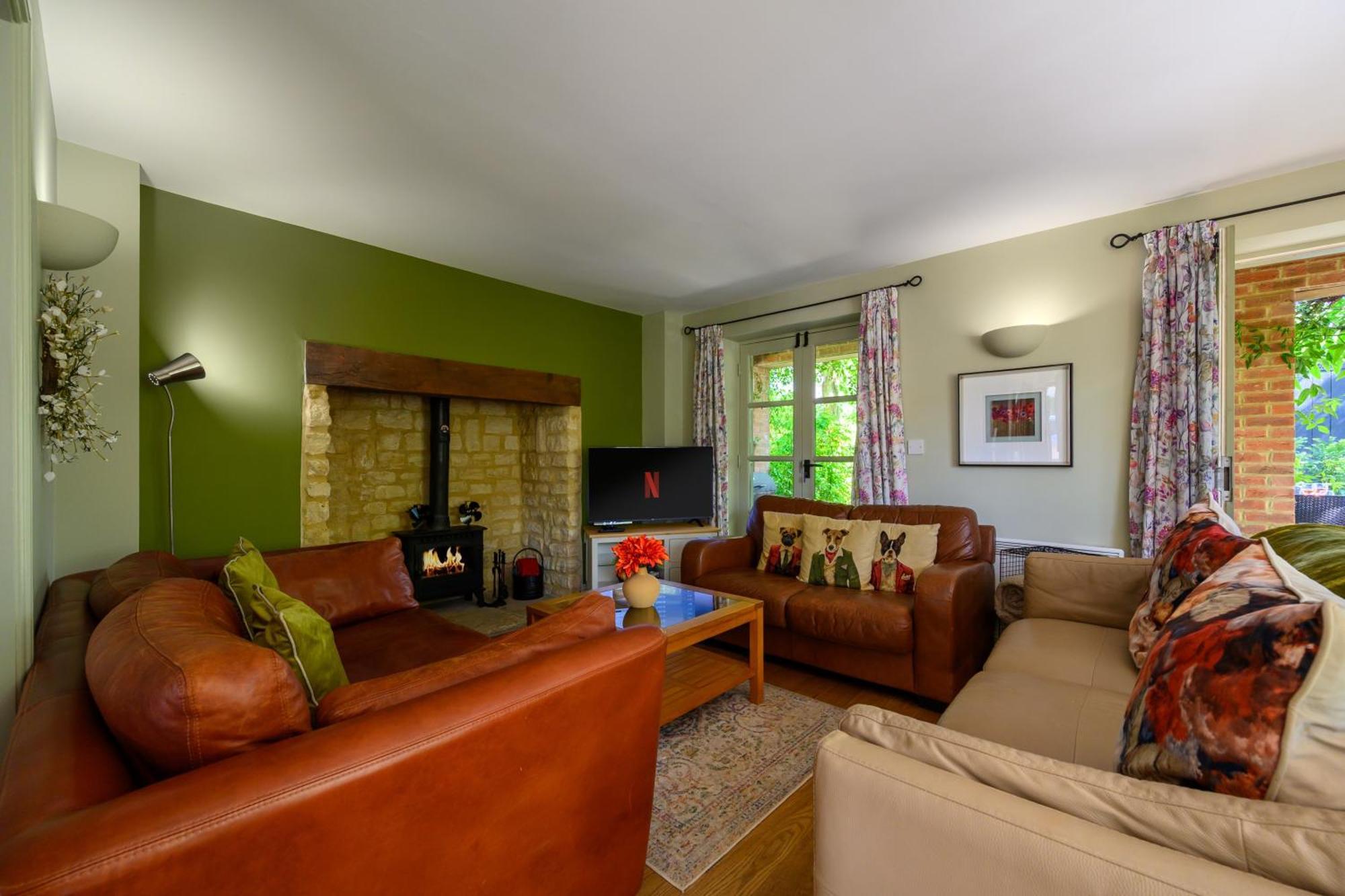 Cosy Cotswold Lodge By Your Home Here - Summer Sale For 3 Plus Nights - Ideal For Families With Log-Burner, Spa, Private Parking And Heated Swimming Pools Ashton Keynes Exterior foto