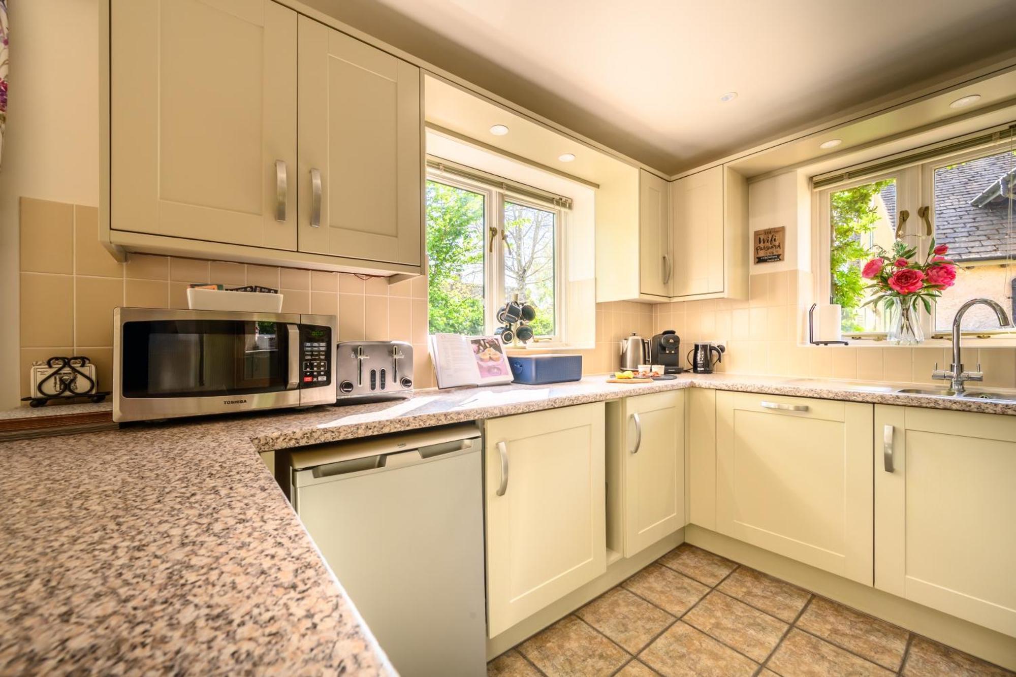 Cosy Cotswold Lodge By Your Home Here - Summer Sale For 3 Plus Nights - Ideal For Families With Log-Burner, Spa, Private Parking And Heated Swimming Pools Ashton Keynes Exterior foto