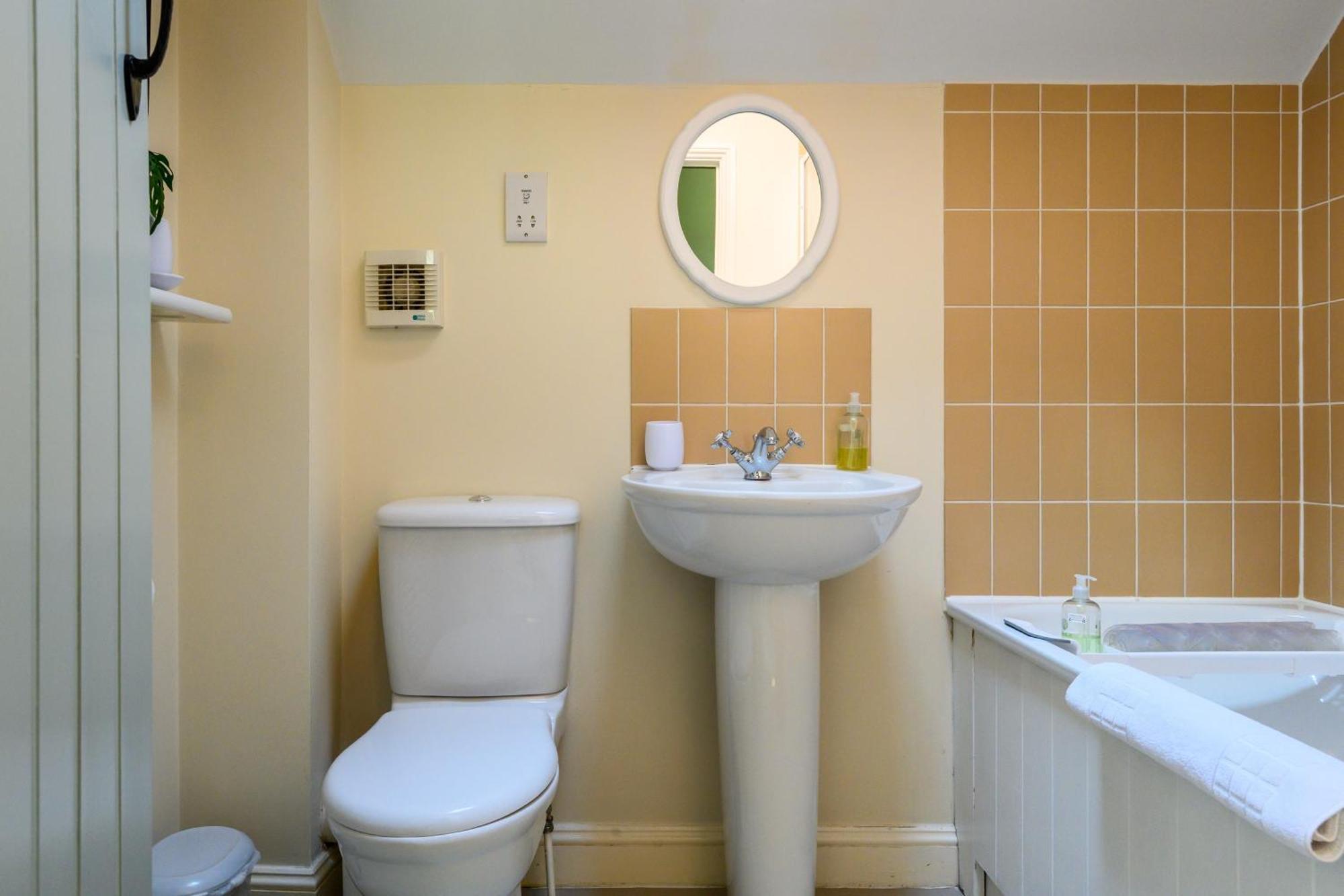 Cosy Cotswold Lodge By Your Home Here - Summer Sale For 3 Plus Nights - Ideal For Families With Log-Burner, Spa, Private Parking And Heated Swimming Pools Ashton Keynes Exterior foto